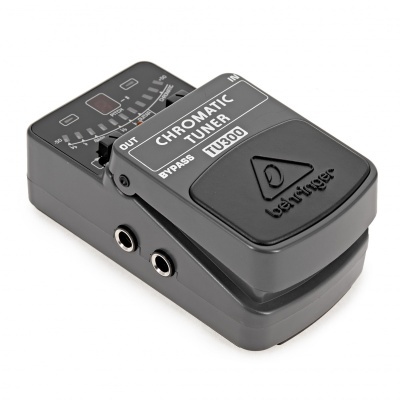 Pedal afinador cromático Behringer TU300 preto com conectores metálicos