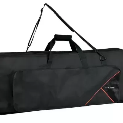 Bolsa de transporte preta retangular com alça de ombro e bolso frontal com detalhe vermelho