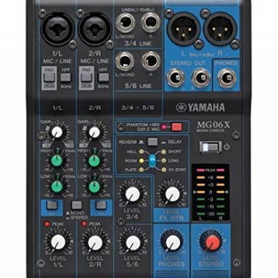 Mesa de mistura Yamaha MG06X com botões e conexões variadas num corpo preto e azul