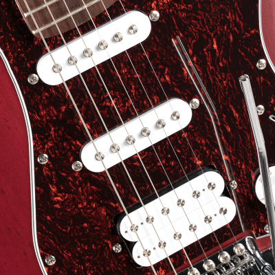 Guitarra elétrica vermelha com captadores brancos e escudo marmoreado