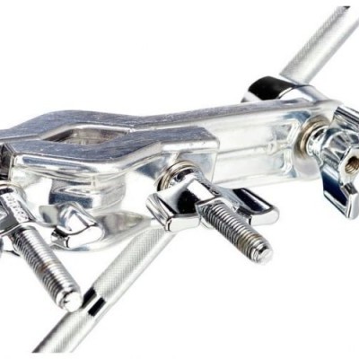 Suporte metálico cromado com parafusos e porcas em fundo branco