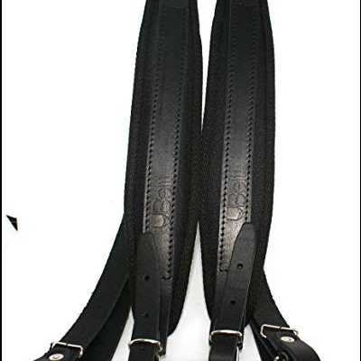 Par de tirantes pretos com fivelas metálicas sobre fundo branco