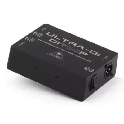 Caixa preta Ultra-DI DI600P para áudio com texto branco e entradas XLR