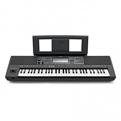 Teclado musical Yamaha PSR-E273 preto com 61 teclas e suporte para partituras