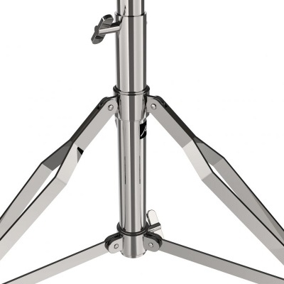 Tripé metálico prateado com pernas abertas