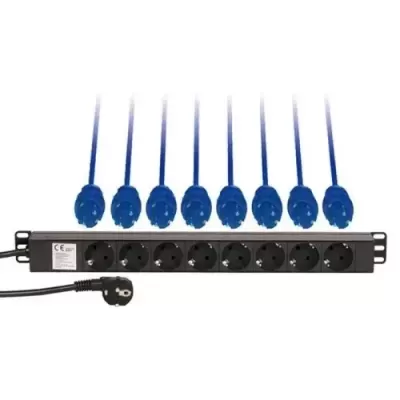 Régua de tomadas preta com oito cabos azuis e cabo de alimentação no fundo branco