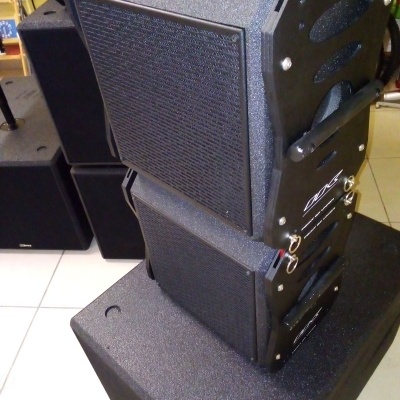 Colunas acústicas pretas com painel traseiro visível e texto 'POINT OF SOUND' e 'PRX-8'