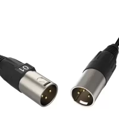 Cabo de áudio preto com conectores XLR metálicos macho e fêmea em fundo branco