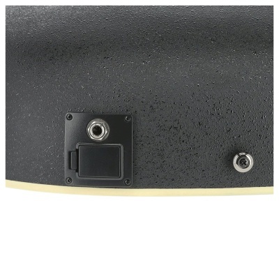 Parte traseira do instrumento musical preto com conector e porta quadrada