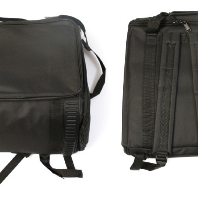 Mochila preta com alças ajustáveis vista de frente e de trás