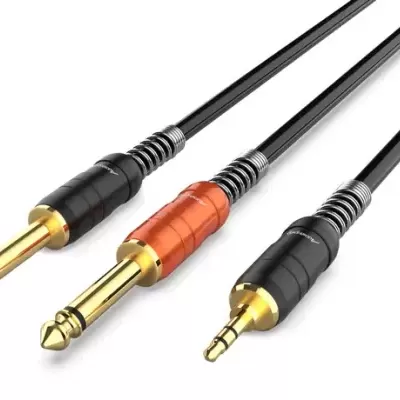 Cabos de áudio pretos com conectores dourados e corpo preto e laranja.