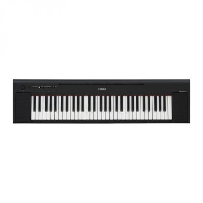 Teclado musical preto Yamaha com 61 teclas e colunas de som integradas.