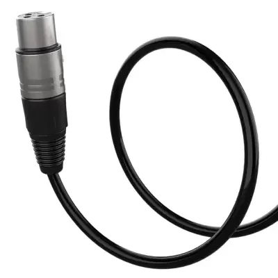 Cabo de áudio preto com conector XLR metálico prateado e preto