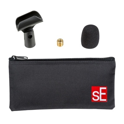 Estojo preto com acessórios para microfone, incluindo suporte, adaptador dourado e espuma de proteção preta.