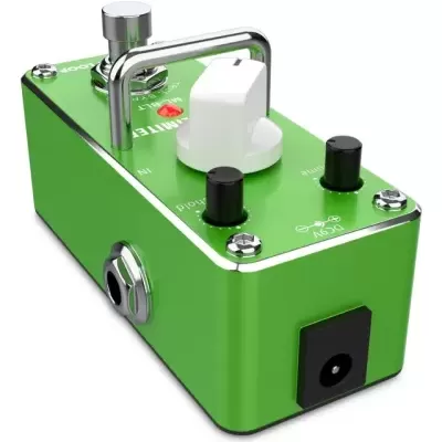 Pedal de efeitos para guitarra verde com botões e conector em fundo branco