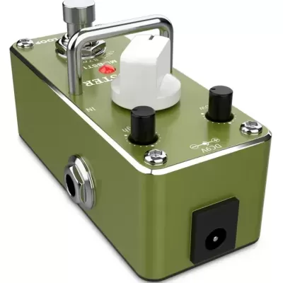 Pedal de efeitos para guitarra verde metálico com botões e entradas