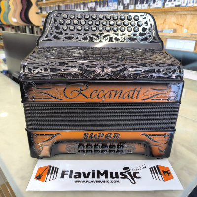 Gaita de botões Recanati Super castanho e preto numa loja de música