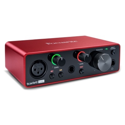 Interface áudio Focusrite Scarlett Solo vermelha com botões pretos e LEDs