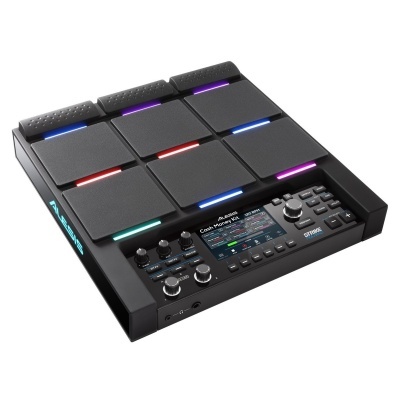 Equipamento musical preto com pads iluminados e ecrã digital
