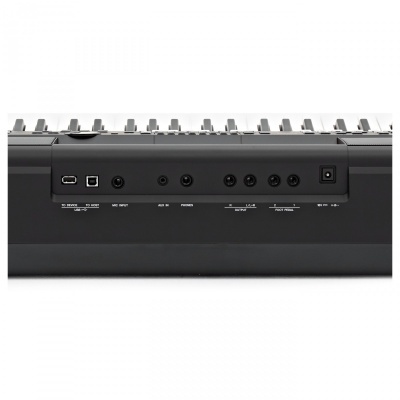 Parte traseira de teclado musical preto com múltiplas entradas e texto branco