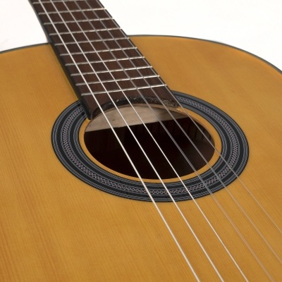 Guitarra acústica com tampo claro e laterais escuras