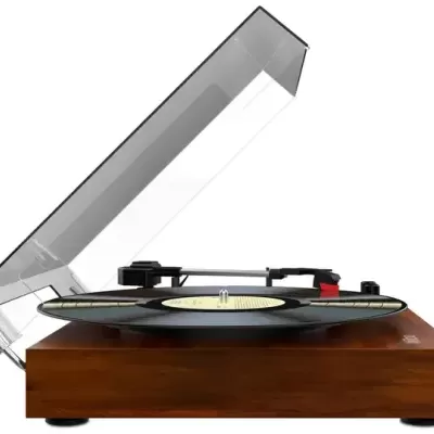 Gira-discos de madeira com disco de vinil preto e tampa transparente aberta