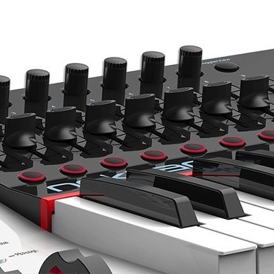 Teclado MIDI com controladores rotativos, teclas brancas e pretas, ecrã digital colorido