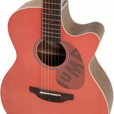 Guitarra acústica coral com seis cordas e palheta com texto 'UMP'
