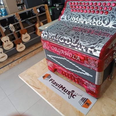 Acordeão vermelho com detalhes prateados e botões vermelhos