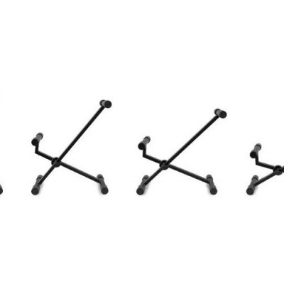 Suportes pretos metálicos para instrumentos musicais em tripé