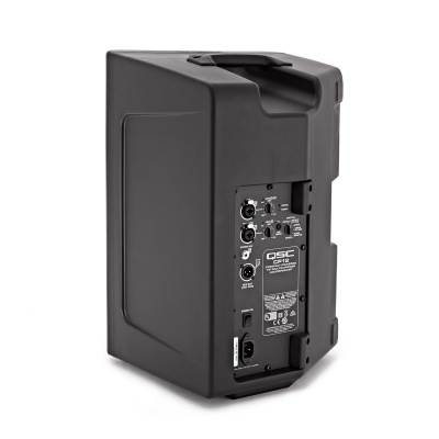 Coluna amplificada preta QSC CP8 com painel traseiro visível