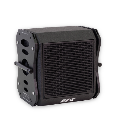 Coluna de som preta com grelha frontal e estrutura em metal