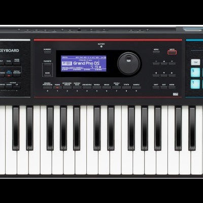 Teclado controlador MIDI Roland JUNO-DS61 preto com 61 teclas e painel com botões e ecrã LCD