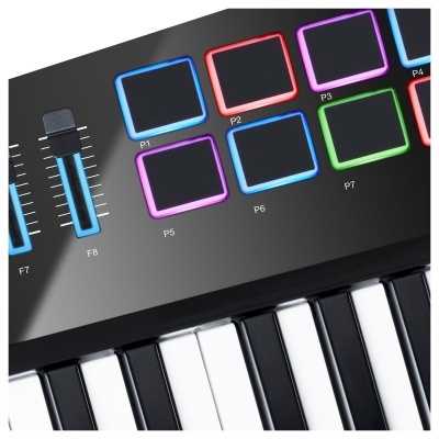 Teclado musical preto com botões quadrados coloridos e teclas brancas e pretas