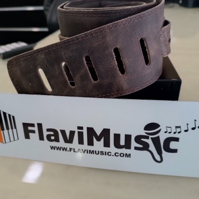 Correia de guitarra em couro castanho escuro e placa branca com texto FlaviMusic
