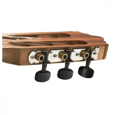 Cabeça de guitarra clássica em madeira com cravelhas pretas e engrenagens metálicas