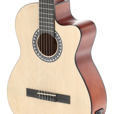 Guitarra clássica acústica com tampo claro e laterais castanhas com sistema eletrónico