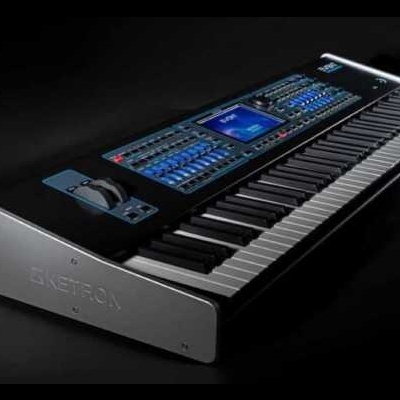 Teclado sintetizador con pantalla y controles en negro y azul