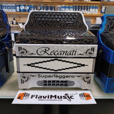Acordeão branco com detalhes em preto e texto Recanati e Superleggera em mesa com cartaz de loja.