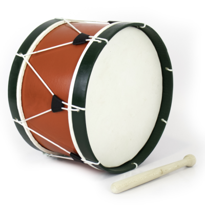 Tambor tradicional em madeira castanha com pele branca e aro verde escuro, com uma baqueta ao lado