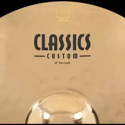 Prato de bateria dourado com texto Classics Custom e 18
