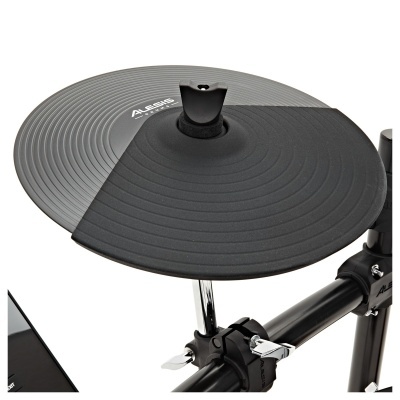 Prato de bateria eletrónica ALESIS cinza e preto montado em estrutura metálica preta