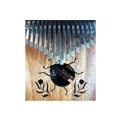 Kalimba de madeira com lâminas de metal e desenho preto decorativo