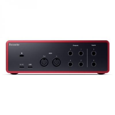 Interface de áudio Focusrite preta com moldura vermelha e várias entradas e saídas