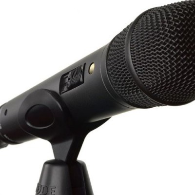 Microfone preto com grade metálica redonda e suporte