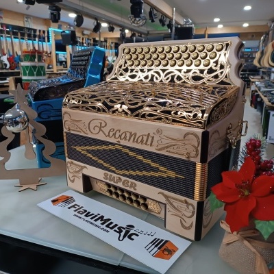 Acordeão recanatí bege com detalhes dourados e decoração natalícia em loja de instrumentos