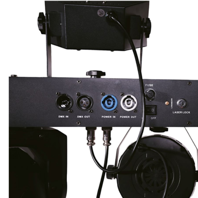 Parte traseira de equipamento técnico preto com conexões e cabos