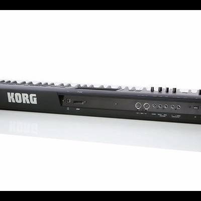 Teclado musical KORG KROME preto com botões e entradas na parte traseira