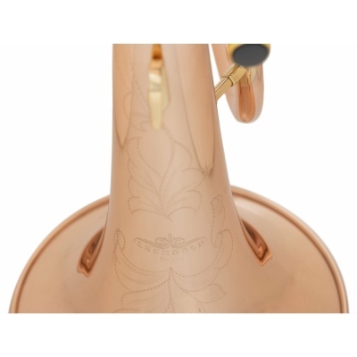 Trompete de metal cor cobre com gravura decorativa na campânula