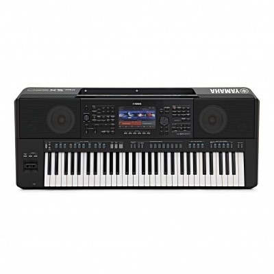 Teclado musical Yamaha PSR-SX600 preto com altifalantes integrados e ecrã a cores